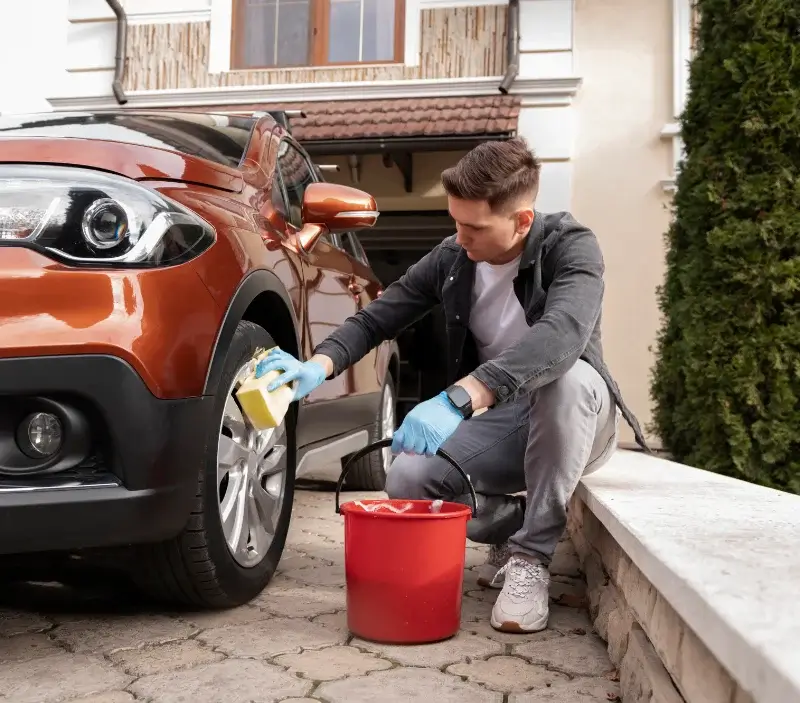 Lavage auto à domicile Salignac-sur-Charente : professionnel intervenant sur un véhicule